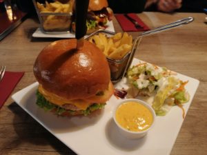 buerger-66-assiette-burger-frites-sauce